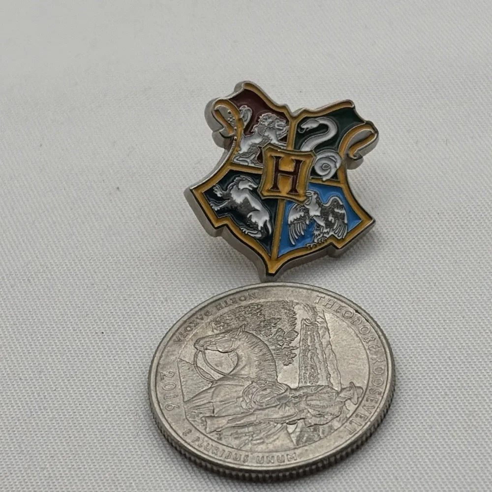 Harry Potter‎ Hogwarts School Crest Hufflepuff Slytherin Ravenclaw Lapel Hat Pin